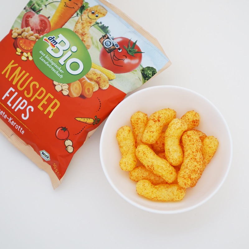 dmBio さくさくスナック トマト&にんじん味 8か月から 30gの中身